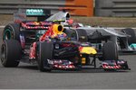 Foto zur News: Mark Webber (Red Bull) und Michael Schumacher (Mercedes)
