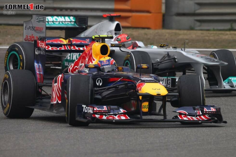 Foto zur News: Mark Webber (Red Bull) und Michael Schumacher (Mercedes)