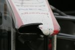 Foto zur News: Die kaputte Nase am Auto von Kamui Kobayashi (Sauber)