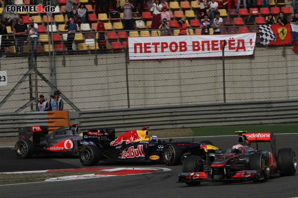 Foto zur News: Jenson Button (McLaren), Sebastian Vettel (Red Bull) und Lewis Hamilton (McLaren)
