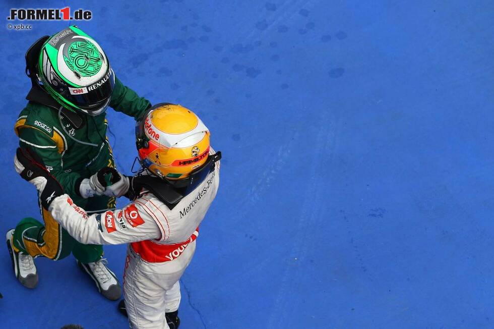 Foto zur News: Heikki Kovalainen (Lotus) und Lewis Hamilton (McLaren)