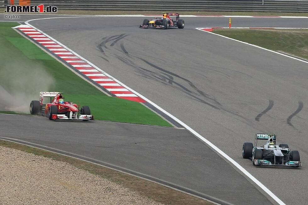 Foto zur News: Nico Rosberg (Mercedes) geht vorbei, als Felipe Massa (Ferrari) neben der Strecke war