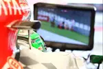 Foto zur News: Vitantonio Liuzzi (HRT) schaut auf dem Motor den Unfall von Sebastian Vettel (Red Bull)