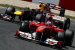 Foto zur News: Fernando Alonso (Ferrari) vor Mark Webber (Red Bull)