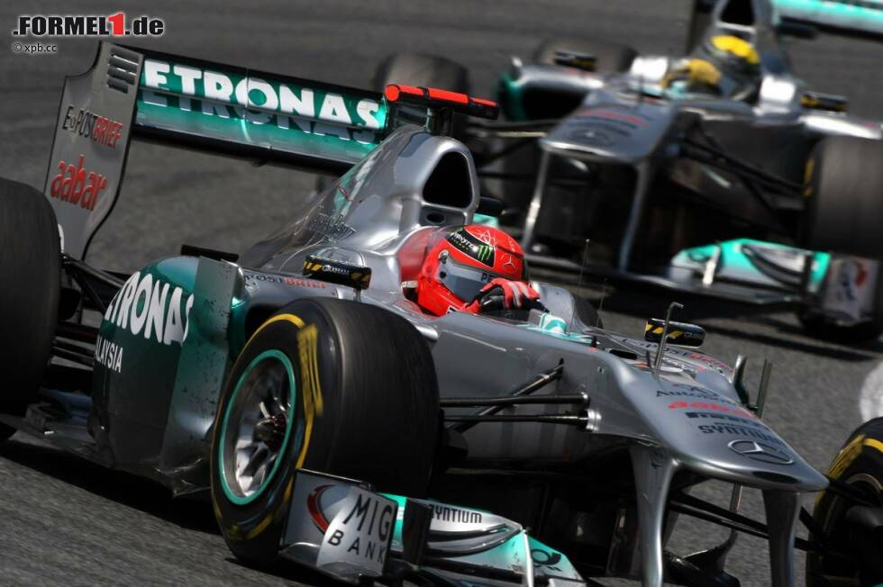 Foto zur News: Michael Schumacher (Mercedes) vor Nico Rosberg (Mercedes)