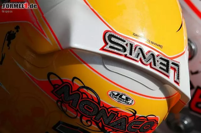 Lewis Hamilton fuhr seinen Vornamen in echten Diamanten um den Kurs. Nicht seine Idee, denn auch sein damaliger McLaren-Teamkollege Jenson Button musste bei der Sponsorenaktion mitziehen. Foto zur News: Lewis Hamilton fuhr seinen Vornamen in echten Diamanten um den Kurs. Nicht seine Idee, denn auch sein damaliger McLaren-Teamkollege Jenson Button musste bei der Sponsorenaktion mitziehen.