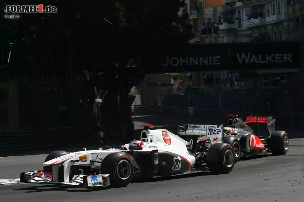 Foto zur News: Kamui Kobayashi (Sauber) und Lewis Hamilton (McLaren)