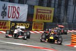 Foto zur News: Mark Webber (Red Bull) Kamui Kobayashi (Sauber)