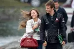 Foto zur News: Jenson Button (McLaren) und Freundin Jessica Michibata