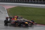 Foto zur News: Lewis Hamilton (McLaren) versucht Mark Webber (Red Bull) zu überholen