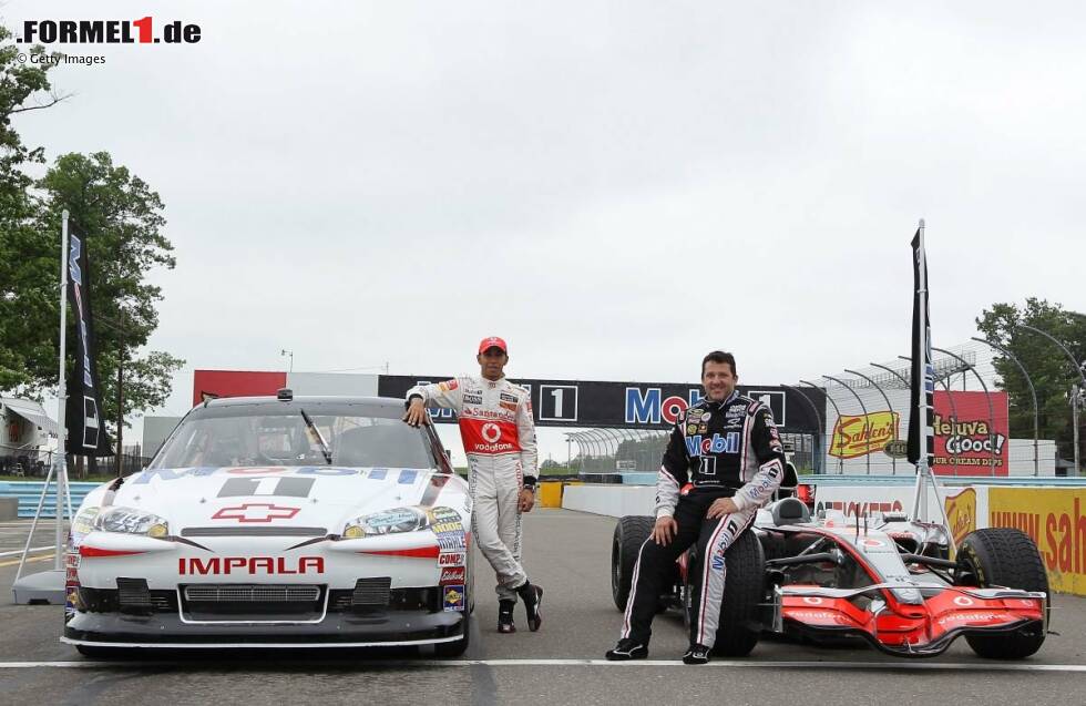 Foto zur News: Lewis Hamilton (McLaren) und Tony Stewart (SHR)