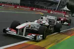 Foto zur News: Sergio Perez (Sauber) vor Fernando Alonso (Ferrari)