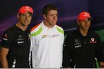 Foto zur News: Briten unter sich: Jenson Button (McLaren), Paul di Resta (Force India) und Lewis Hamilton (McLaren)