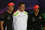 Foto zur News: Briten unter sich: Jenson Button (McLaren), Paul di Resta (Force India) und Lewis Hamilton (McLaren)