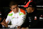 Foto zur News: Paul di Resta (Force India) und Lewis Hamilton (McLaren)