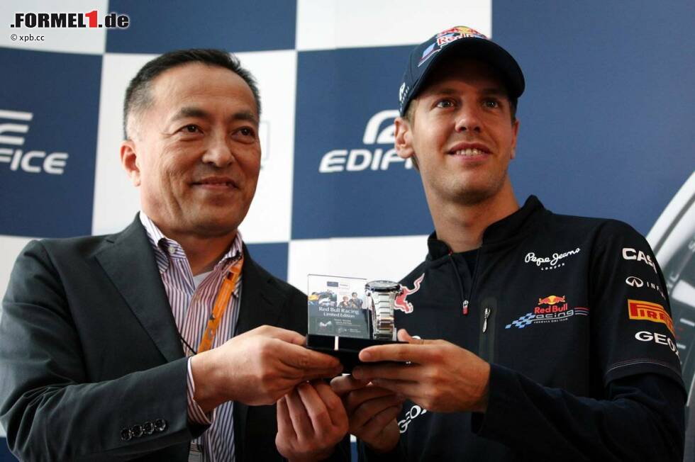 Foto zur News: Sebastian Vettel (Red Bull) präsentiert eine neue Armbanduhr