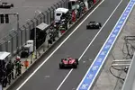 Gallerie: Sebastian Vettel (Red Bull) überholt Felipe Massa (Ferrari) beim letzten Boxenstopp