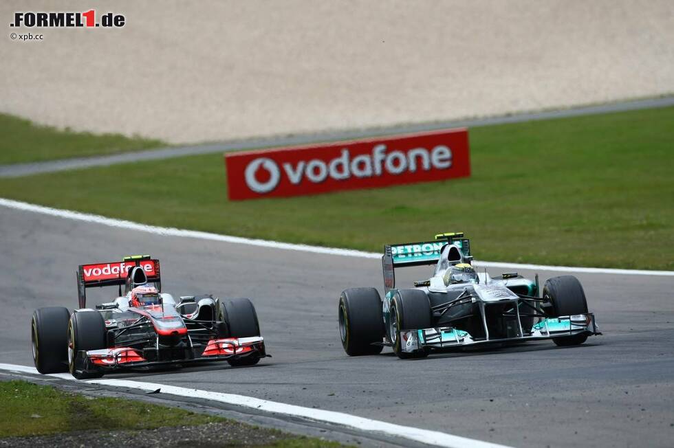 Foto zur News: Jenson Button (McLaren) und Nico Rosberg (Mercedes)