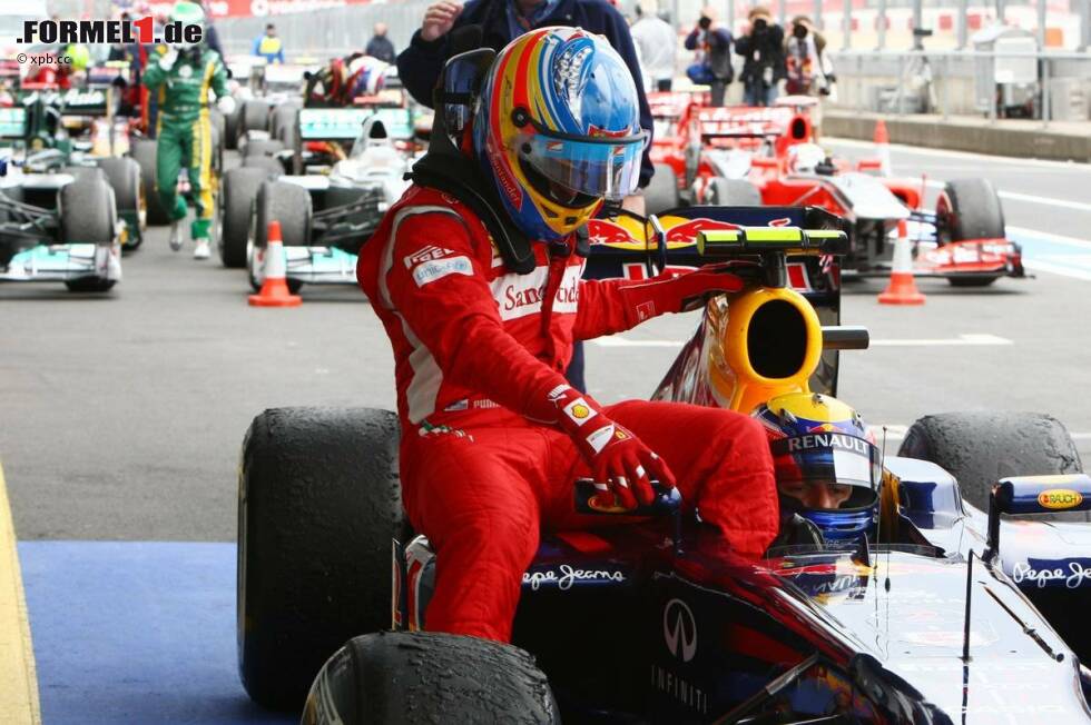 Foto zur News: Fernando Alonso (Ferrari) und Mark Webber (Red Bull)