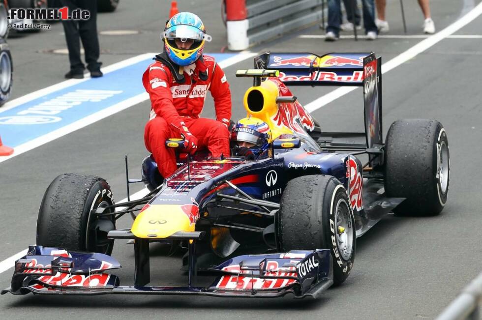 Foto zur News: Fernando Alonso (Ferrari) als Fahrgast bei Mark Webber (Red Bull)