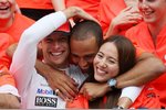 Foto zur News: Jenson Button (McLaren), Lewis Hamilton (McLaren) und Buttons Freundin Jessica Michibata