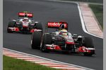 Foto zur News: Lewis Hamilton vor Jenson Button (McLaren)
