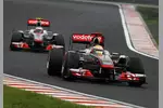 Foto zur News: Lewis Hamilton vor Jenson Button (McLaren)