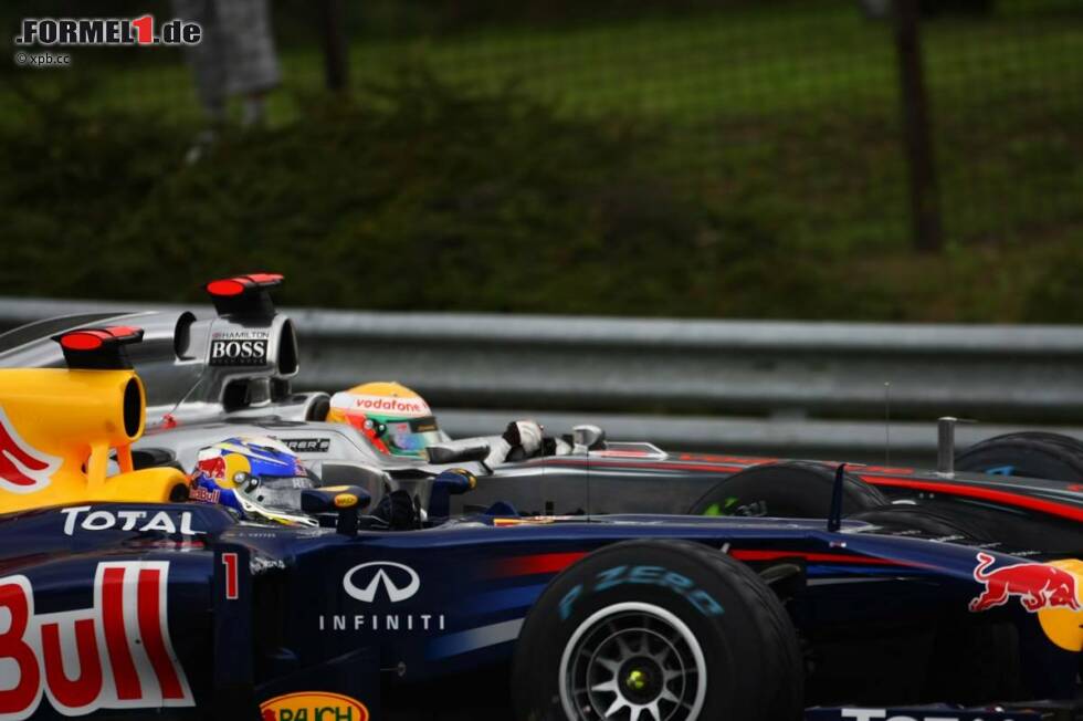Foto zur News: Sebastian Vettel (Red Bull) und Lewis Hamilton (McLaren)
