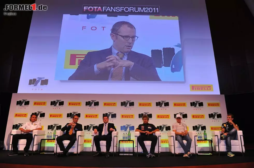 Giampaolo Dall'Ara (Sauber), Stefano Domenicali (Teamchef), Paul Hembery (Pirelli), Nicolo Petrucci (Toro Rosso), Nico Rosberg (Mercedes) und Jarno Trulli (Lotus) Foto zur News: Giampaolo Dall'Ara (Sauber), Stefano Domenicali (Teamchef), Paul Hembery (Pirelli), Nicolo Petrucci (Toro Rosso), Nico Rosberg (Mercedes) und Jarno Trulli (Lotus)
