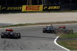 Foto zur News: Lewis Hamilton (McLaren) muss ins Gras, Michael Schumacher (Mercedes) links davor