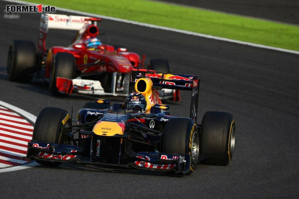 Foto zur News: Sebastian Vettel (Red Bull) vor Fernando Alonso (Ferrari)