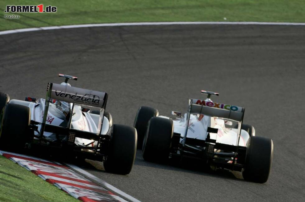 Foto zur News: Rubens Barrichello (Williams) und Kamui Kobayashi (Sauber)