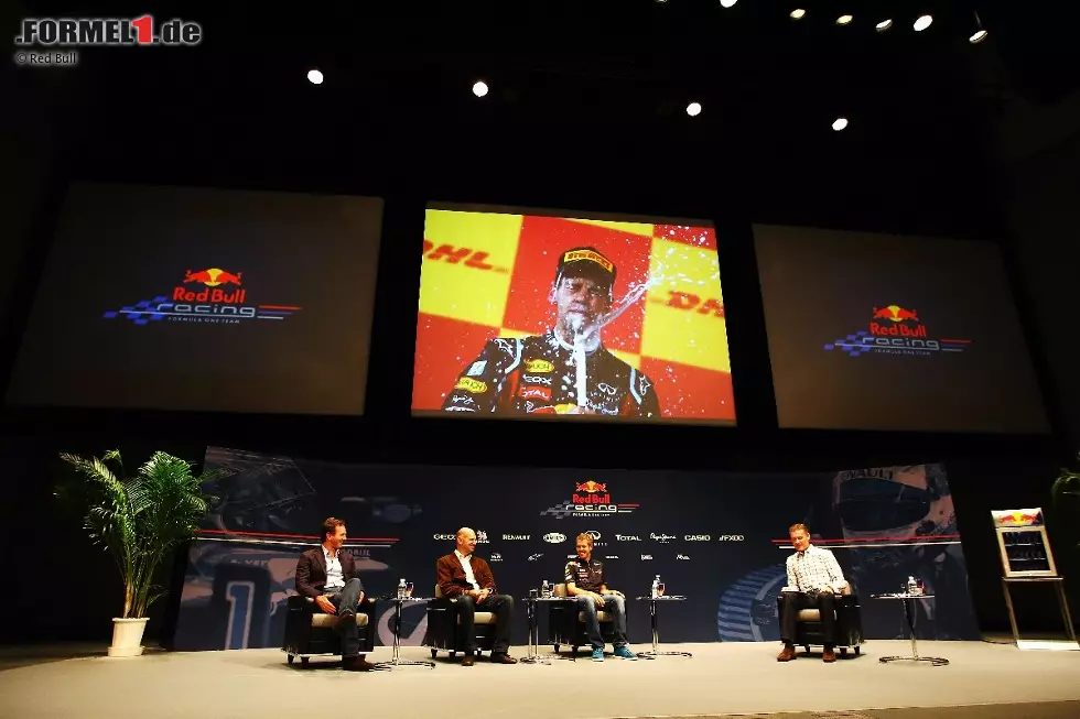 Christian Horner (Teamchef), Adrian Newey (Technischer Direktor), Sebastian Vettel (Red Bull) und David Coulthard Foto zur News: Christian Horner (Teamchef), Adrian Newey (Technischer Direktor), Sebastian Vettel (Red Bull) und David Coulthard