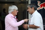 Foto zur News: Bernie Ecclestone (Formel-1-Chef) mit Karun Chandhoks Vater Vicky