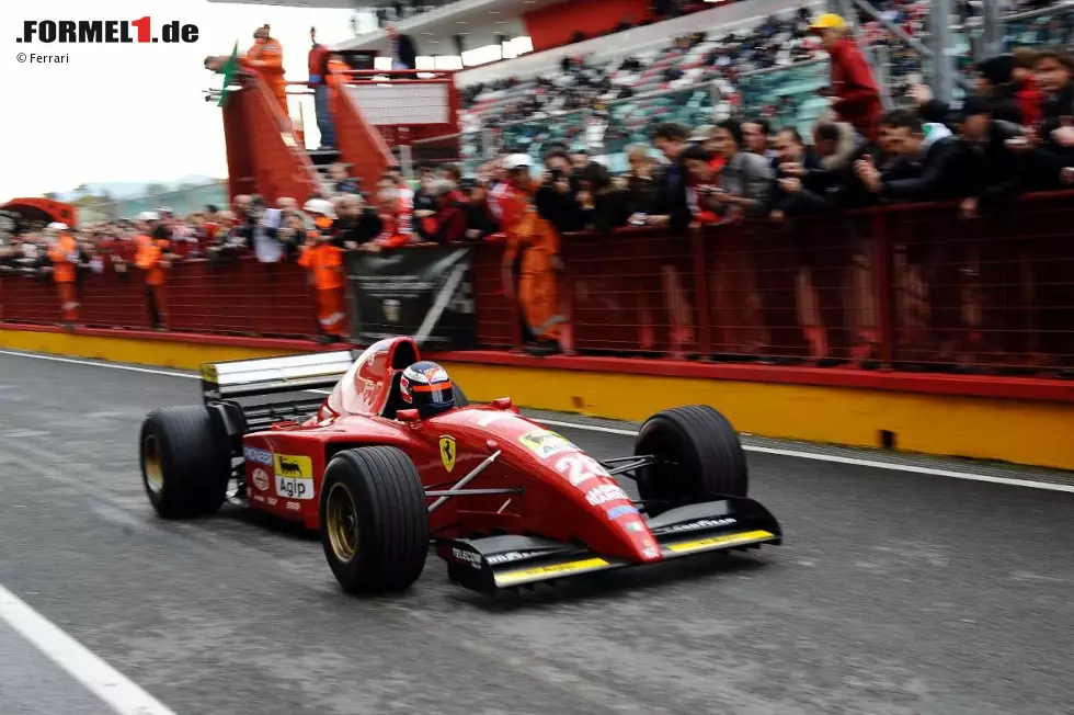 Foto zur News: Gerhard Berger im Ferrari 412 T2