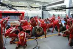 Foto zur News: Boxenstopptraining bei Ferrari