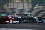 Foto zur News: Michael Schumacher (Mercedes) und Nico Rosberg Rad an Rad