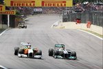 Foto zur News: Adrian Sutil (Force India) kämpft gegen Nico Rosberg (Mercedes)
