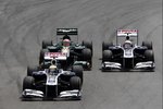 Gallerie: Rubens Barrichello (Williams) und Pastor Maldonado im Zweikampf im Jarno Trulli (Lotus)