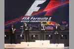 Foto zur News: Weltmeisterehrung Formel 1: Christian Horner (Teamchef Red Bull), Jenson Button (2.), Sebastian Vettel (1.) und Mark Webber (3.)