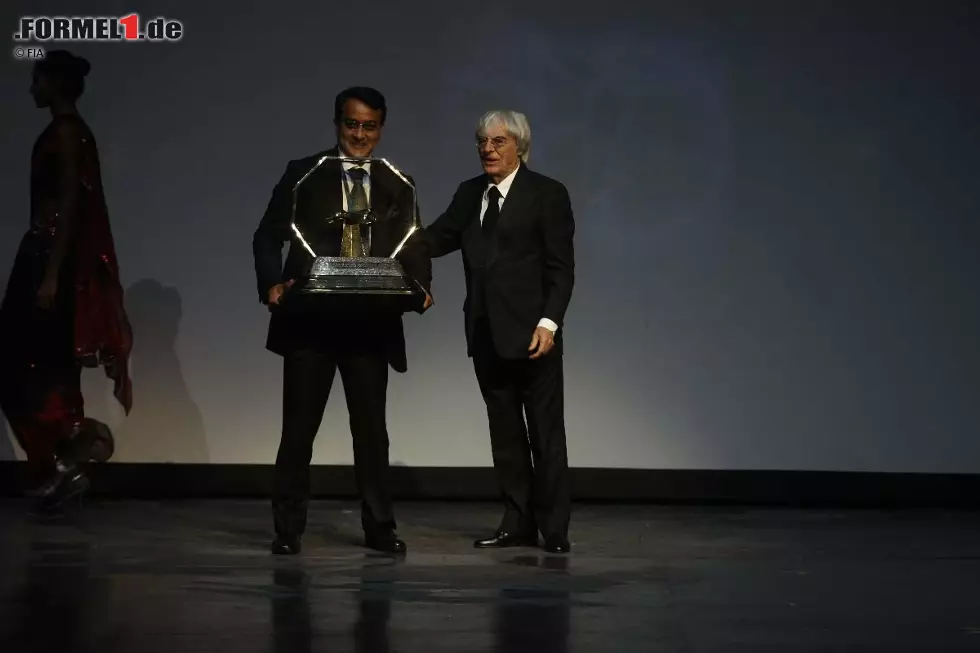 Sameer Gaur erhält von Bernie Ecclestone den Preis für den besten Formel-1-Ausrichter 2011 (Indien) Foto zur News: Sameer Gaur erhält von Bernie Ecclestone den Preis für den besten Formel-1-Ausrichter 2011 (Indien)