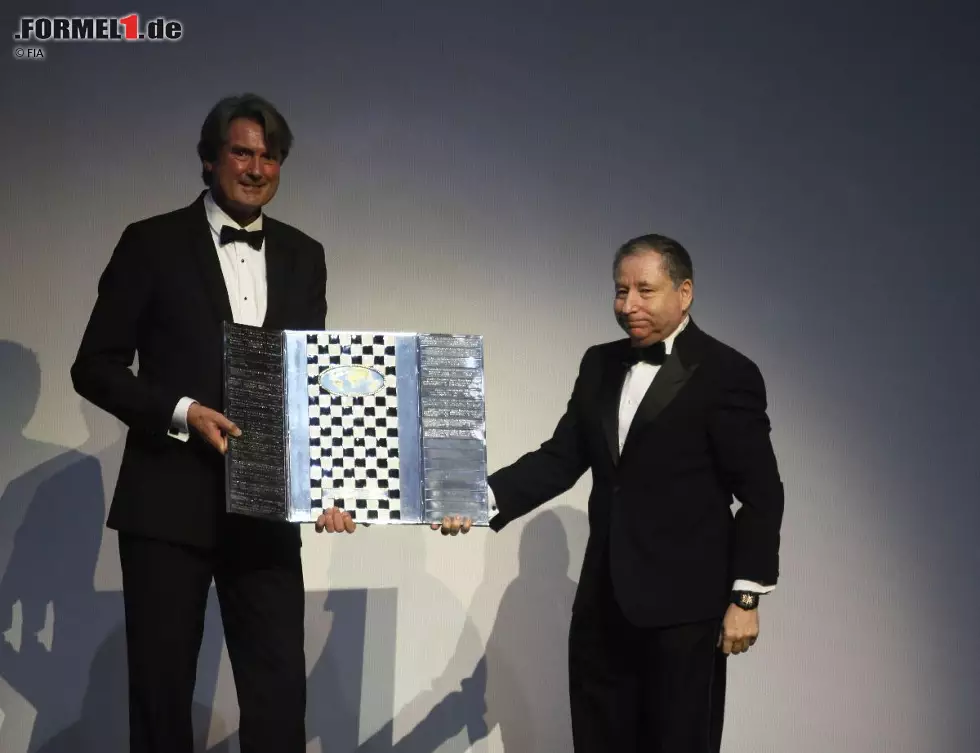 ADAC-Sportpräsident Hermann Tomczyk erhält von FIA-Präsident Jean Todt die Bernie-Ecclestone-Trophäe Foto zur News: ADAC-Sportpräsident Hermann Tomczyk erhält von FIA-Präsident Jean Todt die Bernie-Ecclestone-Trophäe
