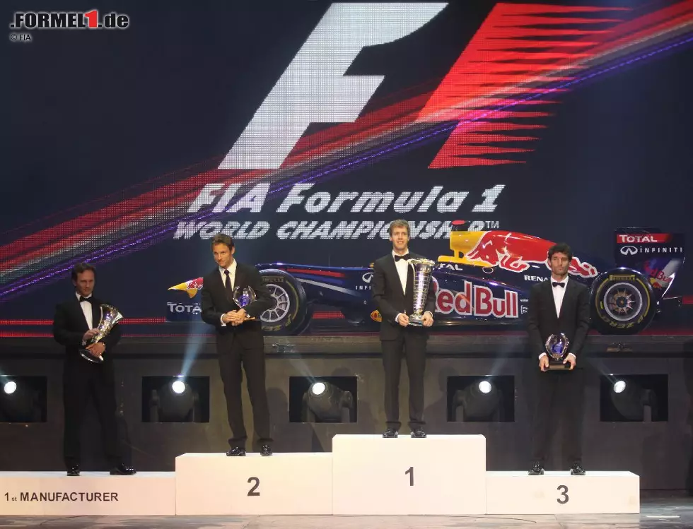Weltmeisterehrung Formel 1: Christian Horner (Teamchef Red Bull), Jenson Button (2.), Sebastian Vettel (1.) und Mark Webber (3.) Foto zur News: Weltmeisterehrung Formel 1: Christian Horner (Teamchef Red Bull), Jenson Button (2.), Sebastian Vettel (1.) und Mark Webber (3.)