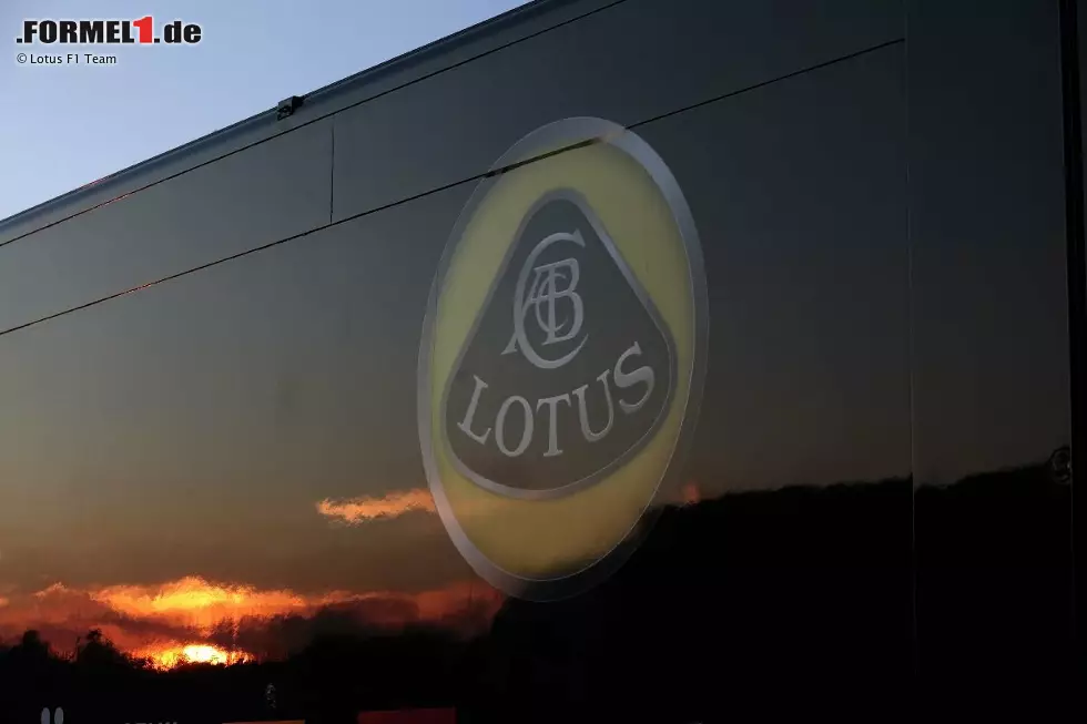 Foto zur News: Der Transporter des Lotus-Teams in Valencia