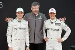 Foto zur News: Nico Rosberg, Ross Brawn (Teamchef) und Michael Schumacher (Mercedes)
