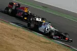 Foto zur News: Sergio Perez (Sauber) Sebastian Vettel (Red Bull)