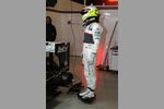 Foto zur News: Sergio Perez (Sauber) auf der Waage