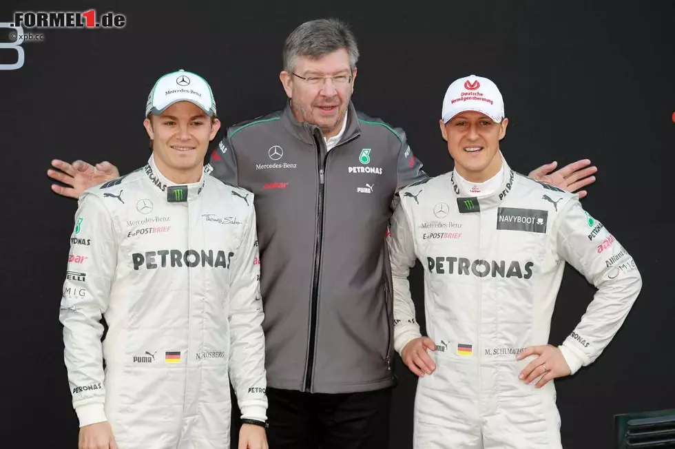 Foto zur News: Nico Rosberg, Ross Brawn (Teamchef) und Michael Schumacher (Mercedes)