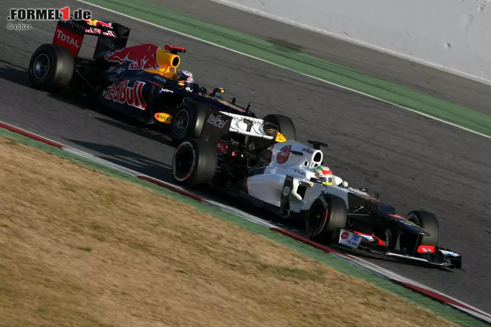 Foto zur News: Sergio Perez (Sauber) Sebastian Vettel (Red Bull)