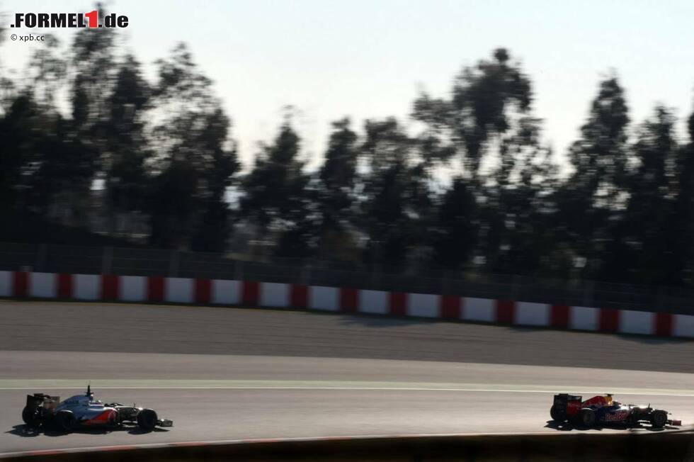 Foto zur News: Mark Webber (Red Bull) Jenson Button (McLaren)